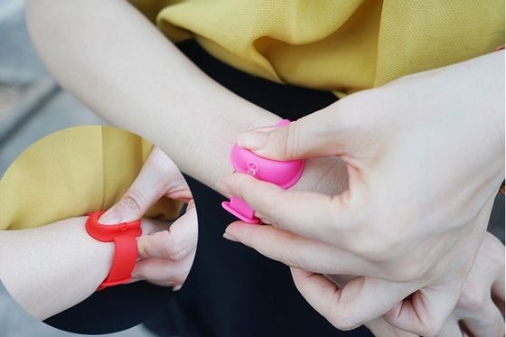 China Antisséptico desinfetante exterior do bracelete do silicone de 2 estilos para o sabão portátil D da Secundário-embalagem do Sanitizer da mão do punho das mãos fornecedor